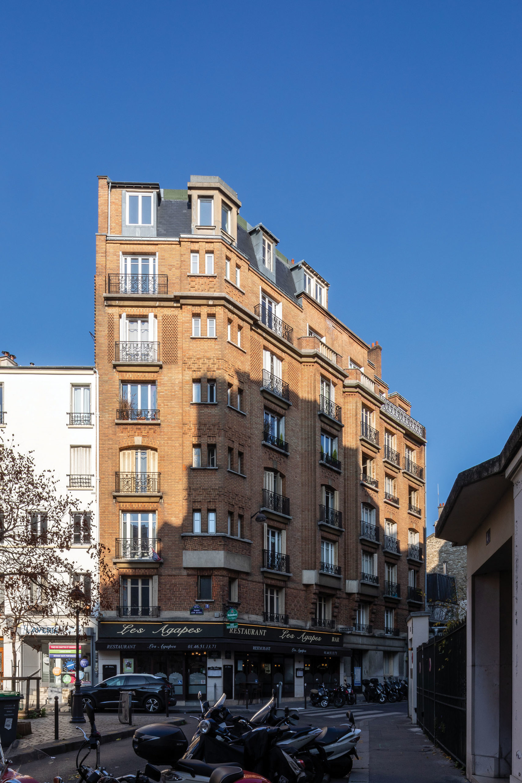 Façades sur la place Léon Deubel